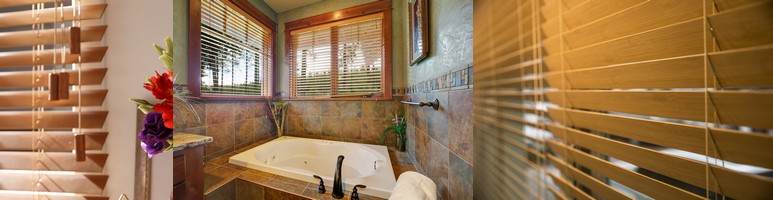 alt="Natural-colored bamboo blinds with horizontal slats in a window, filtering light and creating a warm and elegant atmosphere"